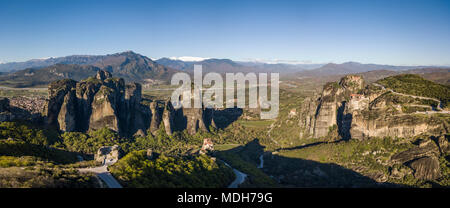 Schöne Antenne Panorama von Meteora Felsen Säulen und Klöster in Zentral Griechenland Stockfoto