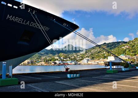 Die marella Entdeckung TUI (vormals Thomson) Kreuzfahrt Schiff angedockt in Kingstown, St. Vincent im März 2018. Stockfoto