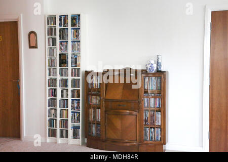 Offenes Wohnzimmer mit CD's in den Regalen und in Holzgehäuse Cheltenham Gloucestershire England Stockfoto