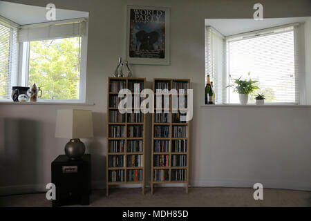 Offenes Wohnzimmer mit CD's auf Regalen Cheltenham Gloucestershire England Stockfoto