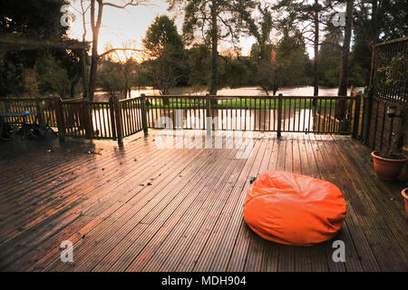 Terrasse im Garten Fluss Stour Flut Gillingham Dorset England Stockfoto