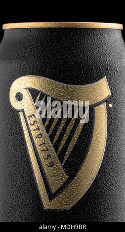 CHELYABINSK, Russland - April 11,2018 Aluminium kann von Guinness Bier Werbung auf schwarzen Hintergrund Schuß Stockfoto