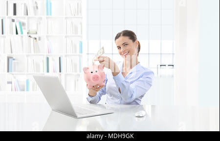 Glücklich lächelnde Frau am Computer mit Bargeld und piggy Bank, online kaufen und Geld sparen. Stockfoto