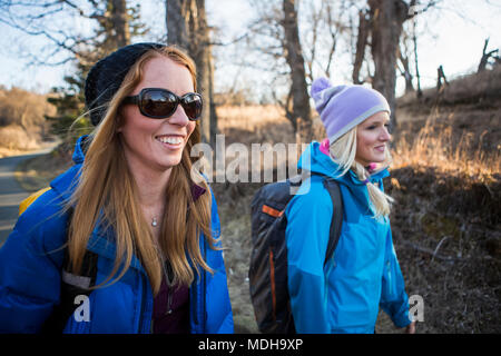 Zwei junge Frauen, die auf eine Wanderung auf einem Trail, Anchorage, Alaska, Vereinigte Staaten von Amerika Stockfoto