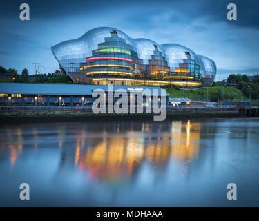 Konzerthalle Sage Gateshead Reflexionen in den Fluss Tyne; Gateshead, Tyne und Wear, England Stockfoto