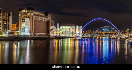 Reflexionen von Newcastle Gateshead Kai in den Fluss Tyne; Gateshead, Tyne und Wear, England Stockfoto