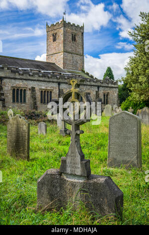 Grabsteine auf dem Friedhof an der St. Mary's Kirche; Kirkby Lonsdale, Cumbria, England Stockfoto