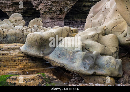 Erosion der Felsen an der Küste bei Whitburn, North East England; Whitburn, Tyne und Wear, England Stockfoto