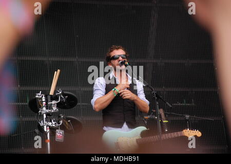 Tom Barman singen und Gitarre spielen live mit der Deus band bei Pohoda Festival, Trencin, Slowakei - 8. Juli 2011 Stockfoto