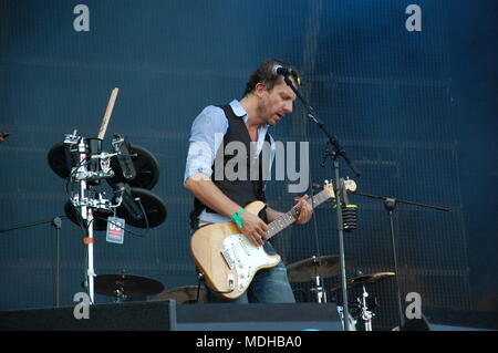 Tom Barman singen und Gitarre spielen live mit der Deus band bei Pohoda Festival, Trencin, Slowakei - 8. Juli 2011 Stockfoto