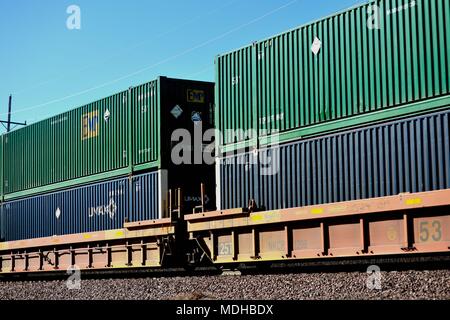 Geneva, Illinois, USA. Eine Einheit der Union Pacific Güterzug aus Chicago durch Genf, Illinois reisen. Stockfoto