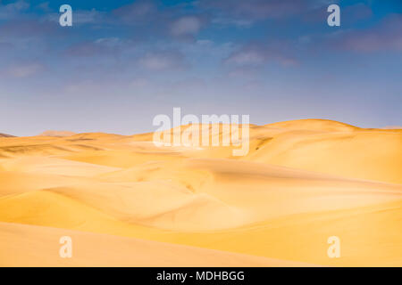 Goldenen Sanddünen in der Wüste, Sossusvlei, Namibia Kunene Region, Namibia Stockfoto