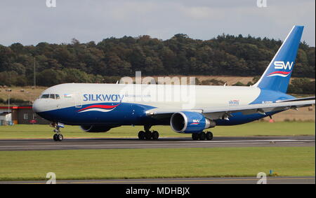 3K-SW 880, einer Boeing 767-32 LF durch Silkway West Airlines betrieben, am Internationalen Flughafen Prestwick, Ayrshire, Schottland. Stockfoto