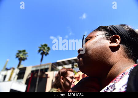 HOLLYWOOD - 16. April 2018: Random unbekannter Menschen und Touristen in den Straßen der Stadt von Hollywood, CA. Stockfoto