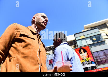 HOLLYWOOD - 16. April 2018: Random unbekannter Menschen und Touristen in den Straßen der Stadt von Hollywood, CA. Stockfoto