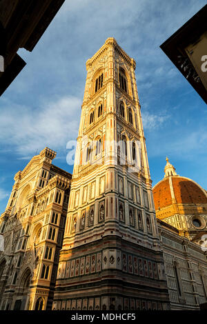 Große dekorative Kathedrale mit Turm und Kuppel mit blauem Himmel und Wolken orange leuchtende bei Sonnenuntergang Stockfoto