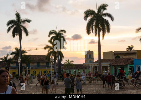 TRINIDAD, Kuba - Januar 25, 2017: Auf dem Hauptplatz Hauptplatz von Trinidad Kubaner und Touristen sammeln während einer Beförderung wartenden Kunden. Trinidad ist auf Stockfoto