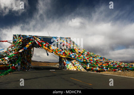 Dramatische Himmel über den Gebetsfahnen - überdachte Gyatso La Pass, der höchste Punkt auf dem Friendship Highway zwischen Nepal und Tibet. Stockfoto