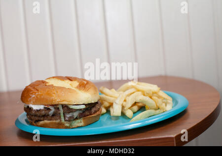 Double Cheeseburger auf eine süße Brötchen mit einer Seite der Pommes frites Stockfoto