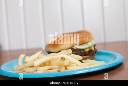 Double Cheeseburger auf eine süße Brötchen mit einer Seite der Pommes frites Stockfoto