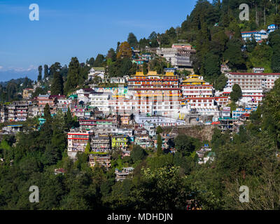 Farbenfrohe Gebäude in der Stadt Darjeeling auf einem Berghang; Darjeeling, West Bengalen, Indien Stockfoto