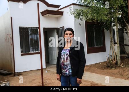 Habitantes de Colonia los Arroyos. Colonias pobres y familias de escasos Recursos" de Hermosillo Sonora. Margarita Pacheco Muñoz de 58 años en Compa Stockfoto