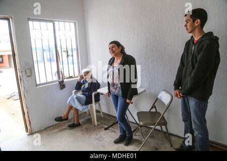 Habitantes de Colonia los Arroyos. Colonias pobres y familias de escasos Recursos" de Hermosillo Sonora. Margarita Pacheco Muñoz de 58 años en Compa Stockfoto