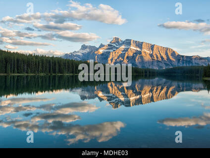 Blick auf die Rückseite des Mount Rundle spiegelt sich im Wasser der Zwei Jack Lake, Banff Nationalpark, Banff, Alberta, Kanada Stockfoto