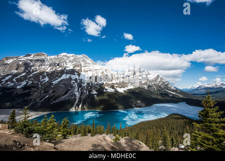 Peyto Lake mit etwas Eis auf den türkisblauen Wasser in den Kanadischen Rocky Mountains in der Nähe von Banff, Alberta, Kanada Stockfoto