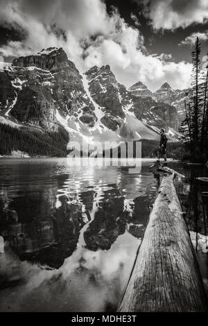 Schroffe Gipfel der Rocky Mountains, spiegelt sich in einem See im Banff National Park, Alberta, Kanada Stockfoto