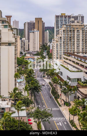 Blick nach Osten auf die Kuhio Avenue in Waikiki, Honolulu, Hawaii, mit Diamond Head am Horizont, der zwischen den Gebäuden sichtbar ist. Der neue internationale Markt ... Stockfoto