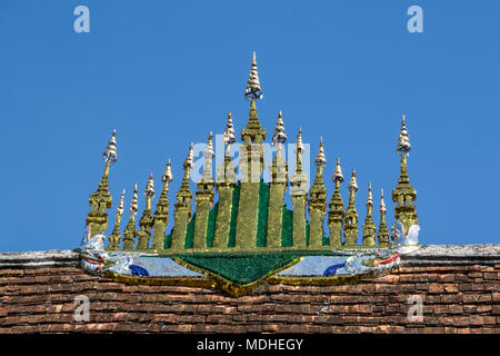 Vergoldete Zierelemente, bestehend aus 17 Miniatur-Stupas, die von 7 gestuften Sonnenschirmen auf dem Dach des sim (Gemeindehaus) des Wat Xieng bedeckt sind ... Stockfoto