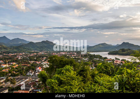 Blick auf den Mekong River von Mount Phousi; Luang Prabang Luang Prabang, Laos Stockfoto