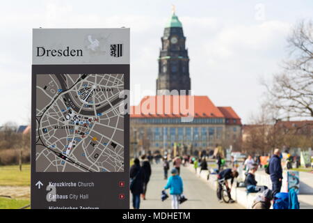 Dresden Karte im Skatepark Lingnerallee mit Rathaus im Hintergrund Stockfoto