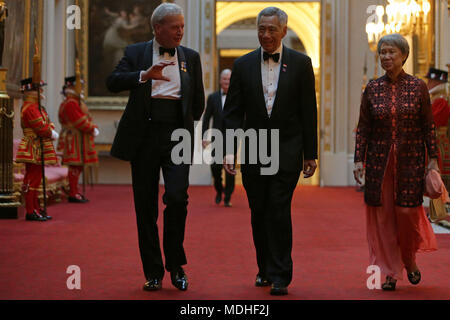 Der Premierminister von Singapur, Lee Hsien Loong (Mitte) und seine Frau Ho Ching Ankommen im Osten Galerie am Buckingham Palace in London als Königin Elizabeth II. Hosts ein Abendessen während der Tagung der Regierungschefs des Commonwealth. Stockfoto