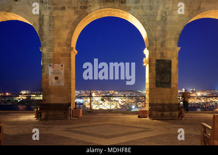 Valletta, Malta, Upper Barrakka Gardens, am Abend. Terrasse mit Blick auf den Grand Harbour, klaren dunklen blauen Himmel. Stockfoto