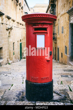 Red Britischen vintage Post Box in einer Straße mit Kopfsteinpflaster in Valletta, Malta Stockfoto