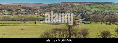 North Pennines Landschaft, Panoramablick über das Dorf von Middleton in Teesdale auf einer feinen Frühjahr morgen Stockfoto