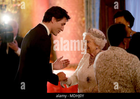 Königin Elizabeth II. Grüßt kanadische Premierminister Justin Trudeau im Blauen Salon im Buckingham Palace in London, da sie bewirtet ein Abendessen während der Tagung der Regierungschefs des Commonwealth. Stockfoto