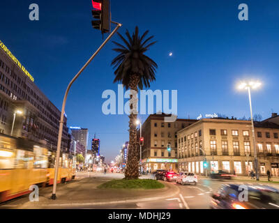 Die Palme, Plac de Gaulle'a (de Gaulle Kreisverkehr) und Aleje Jerozolimskie (Jerusalemer Allee) Nachts, Warschau, Polsnd Stockfoto