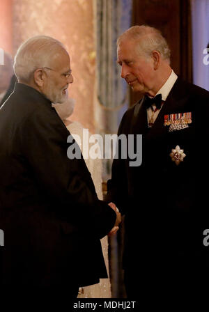 Der Prinz von Wales (rechts) begrüßt Indiens Ministerpräsident Narendra Modi im Blauen Salon im Buckingham Palace in London, da die Königin hosts ein Abendessen während der Tagung der Regierungschefs des Commonwealth. Stockfoto