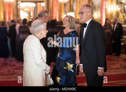 Königin Elizabeth II. grüßt Malcolm Turnbull, Premierminister von Australien, und seine Frau Lucy Turnbull im Blauen Salon im Buckingham Palace in London, da sie bewirtet ein Abendessen während der Tagung der Regierungschefs des Commonwealth. Stockfoto