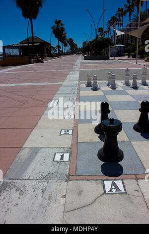 Schach. Schach in der Straße von Estepona. Malaga, Costa del Sol, Andalusien, Spanien. Bild aufgenommen - 18. April 2018. Stockfoto