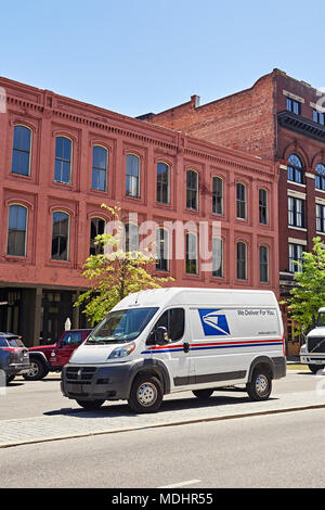 Neue moderne US Postal Service Delivery van oder mail Truck auf einer Straße der Stadt, die Lieferungen in der Innenstadt von Montgomery Alabama, USA geparkt. Stockfoto