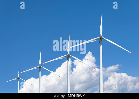 Air Mühlen power station gegen den Himmel. Alternative Energie. Stockfoto