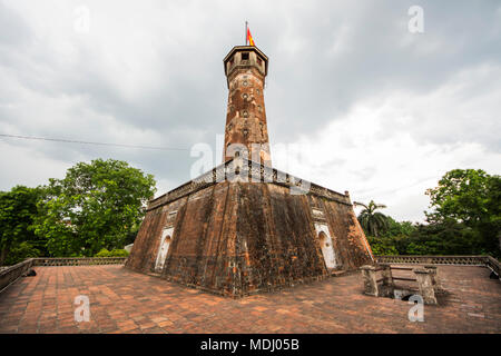 Hanoi Flag Turm durch die Kaiserliche Zitadelle von Thang Long; Hanoi, Hanoi, Vietnam Stockfoto