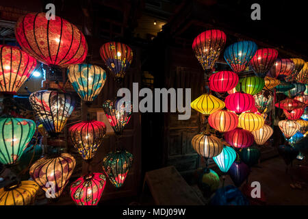 Laternen für den Verkauf in der Altstadt bei Nacht; Hoi An, Quang Nam, Vietnam Stockfoto