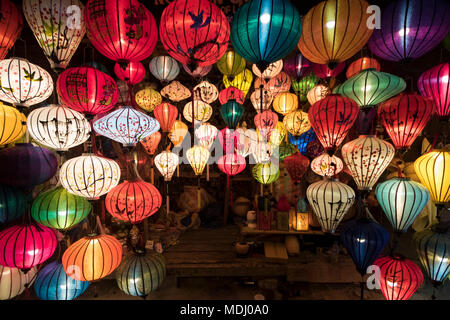 Laternen für den Verkauf in der Altstadt bei Nacht; Hoi An, Quang Nam, Vietnam Stockfoto