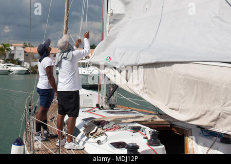 Segeln Boot Reparaturen auf einem Boot in der Dominikanischen Republik angedockt. Stockfoto