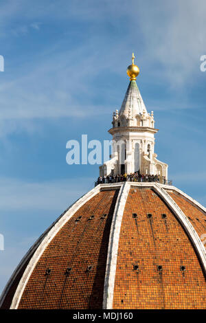 In der Nähe von Brunelleschis Dom Der Dom von Florenz mit Touristen auf der Aussichtsplattform und blauer Himmel; Florenz, Toskana, Italien Stockfoto